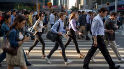 Behavioral scientists say that people who walk faster than average are more successful and smarter than slow walkers